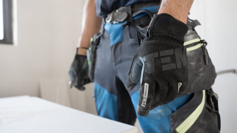 Bezpečnost práce bez kompromisů: kvalitní pracovní oděvy, rukavice i obuv